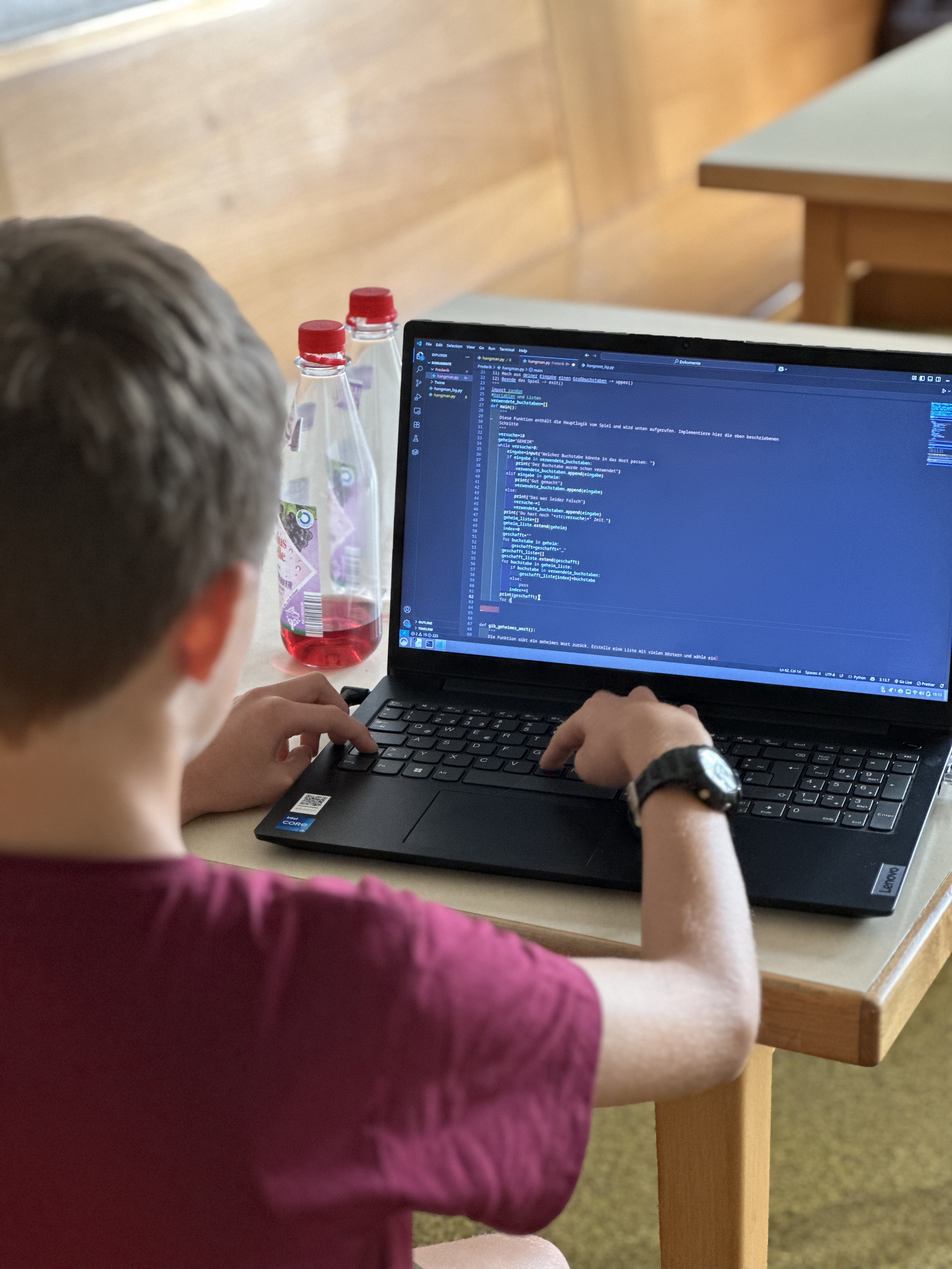 Kind beim Programmieren