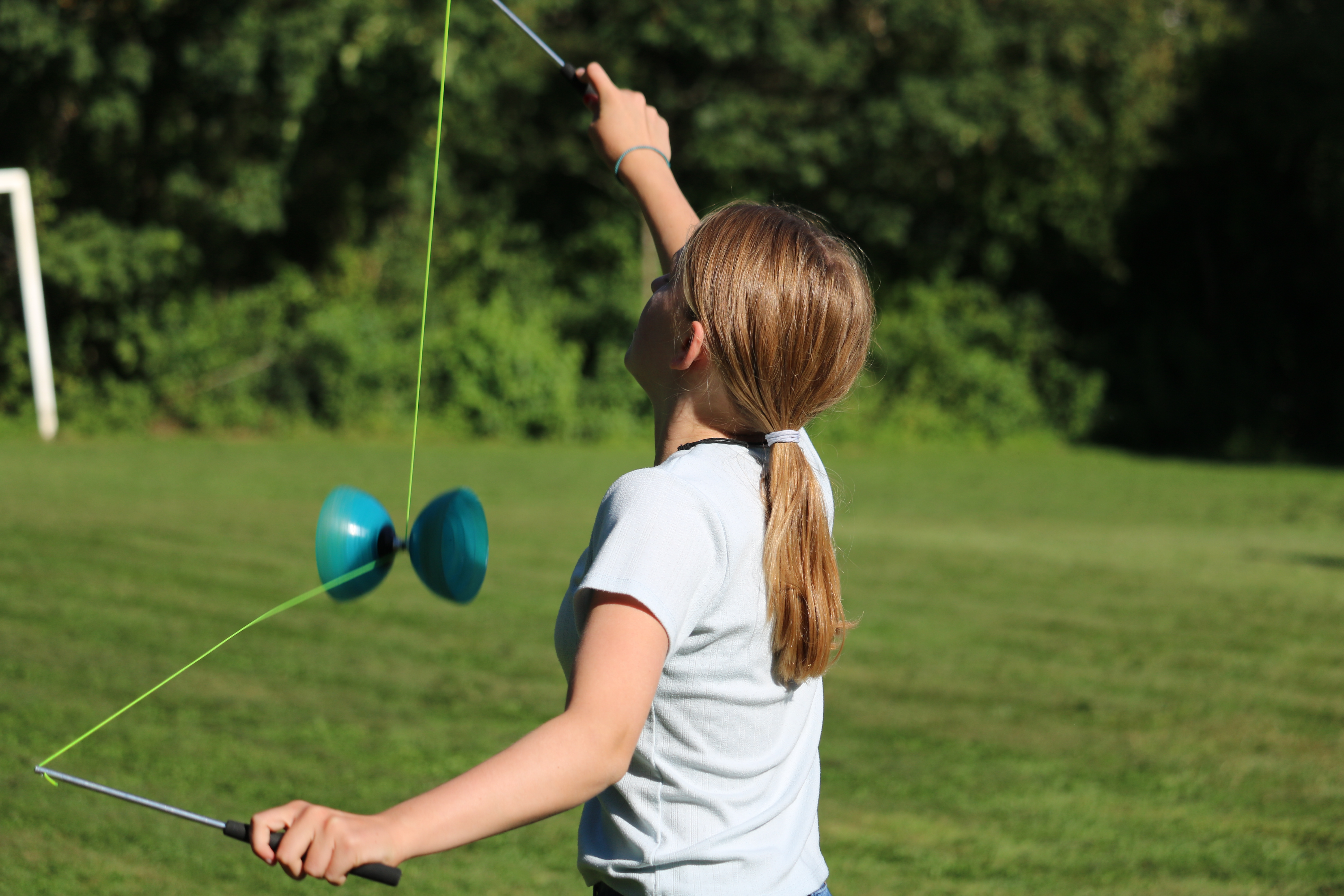Kind spielt Diabolo