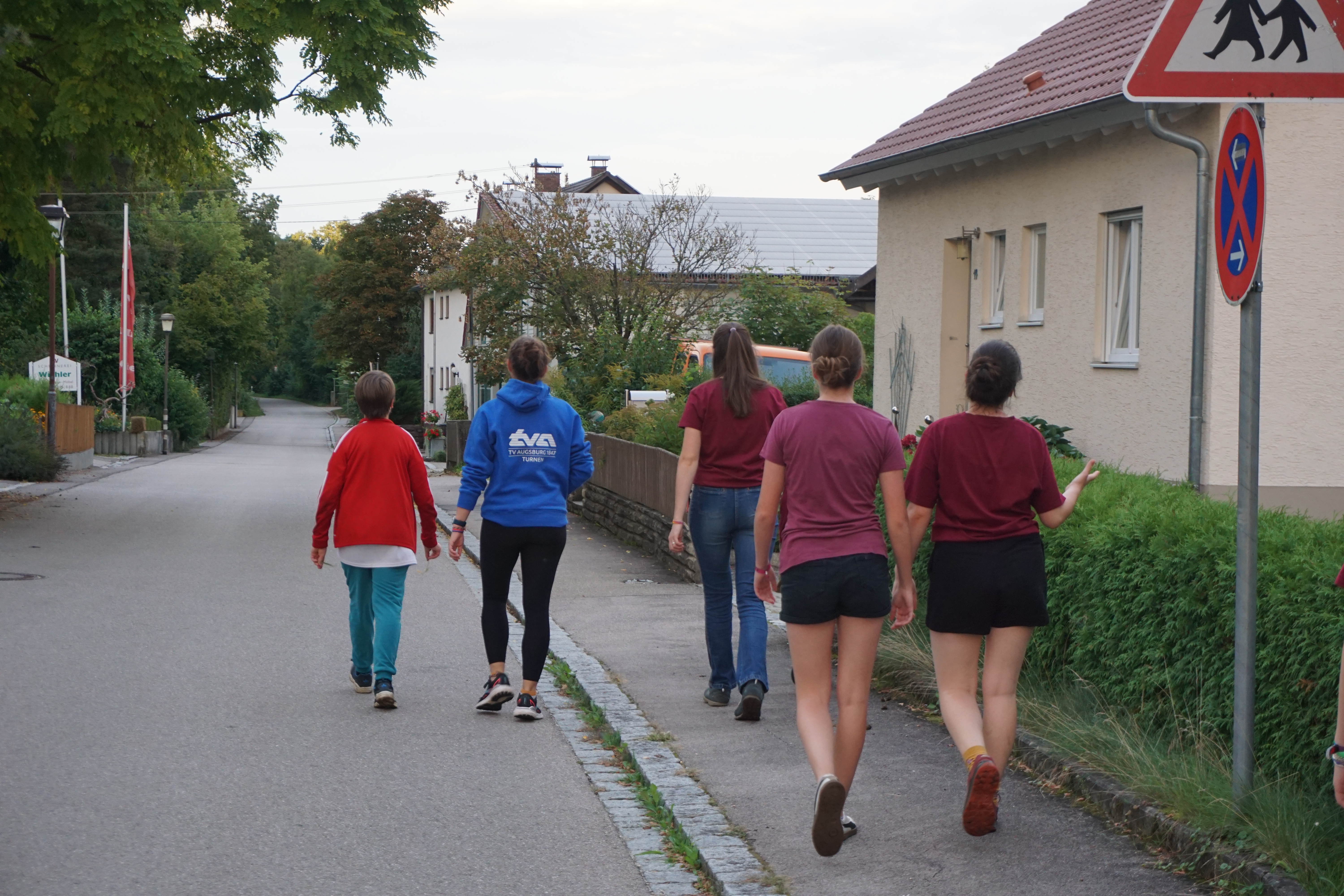 Kind und Betreuer beim Löten