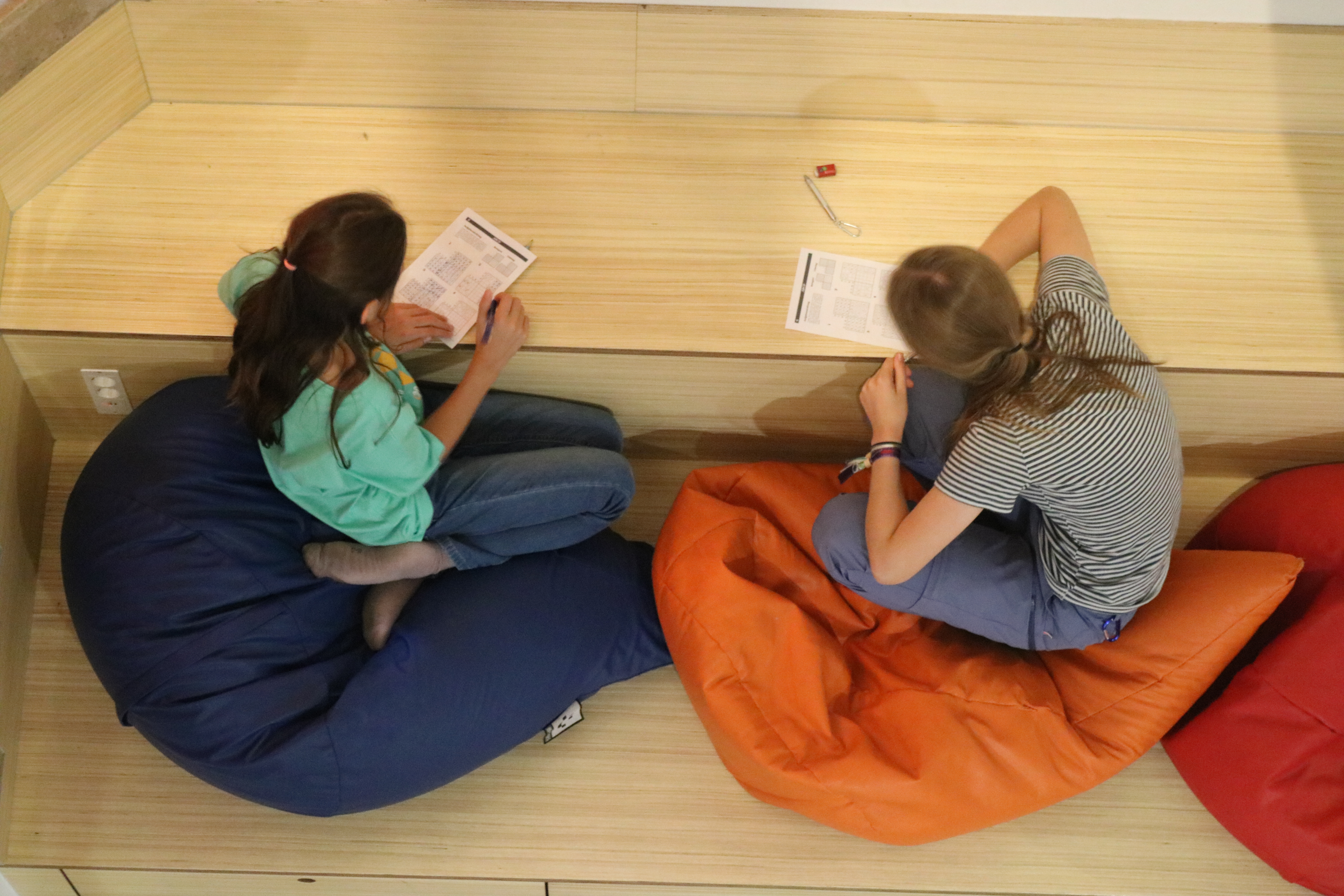 Zwei Kinder lösen das Rätsel des Tages