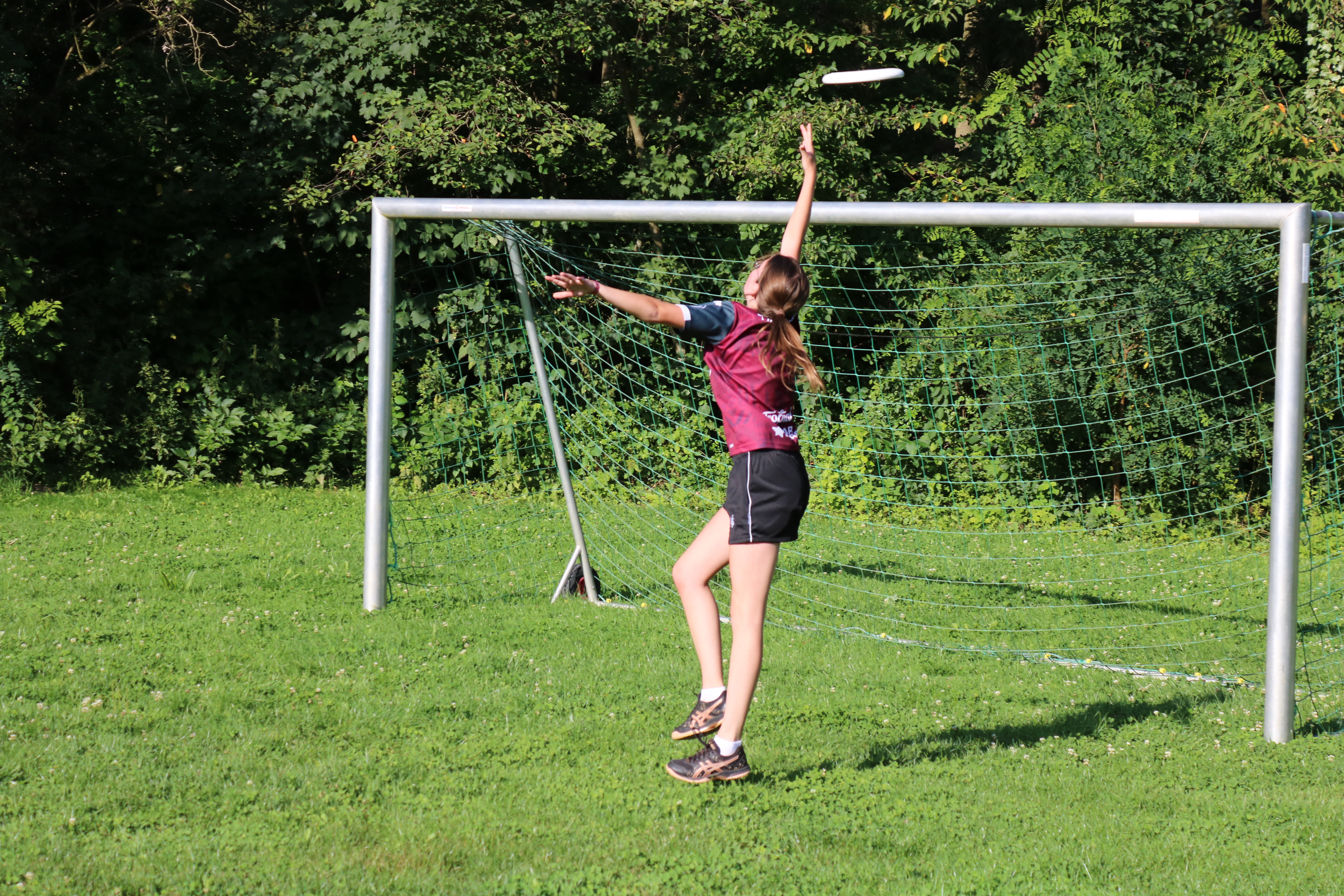 Betreuern rennt bei der Wasserschlacht weg