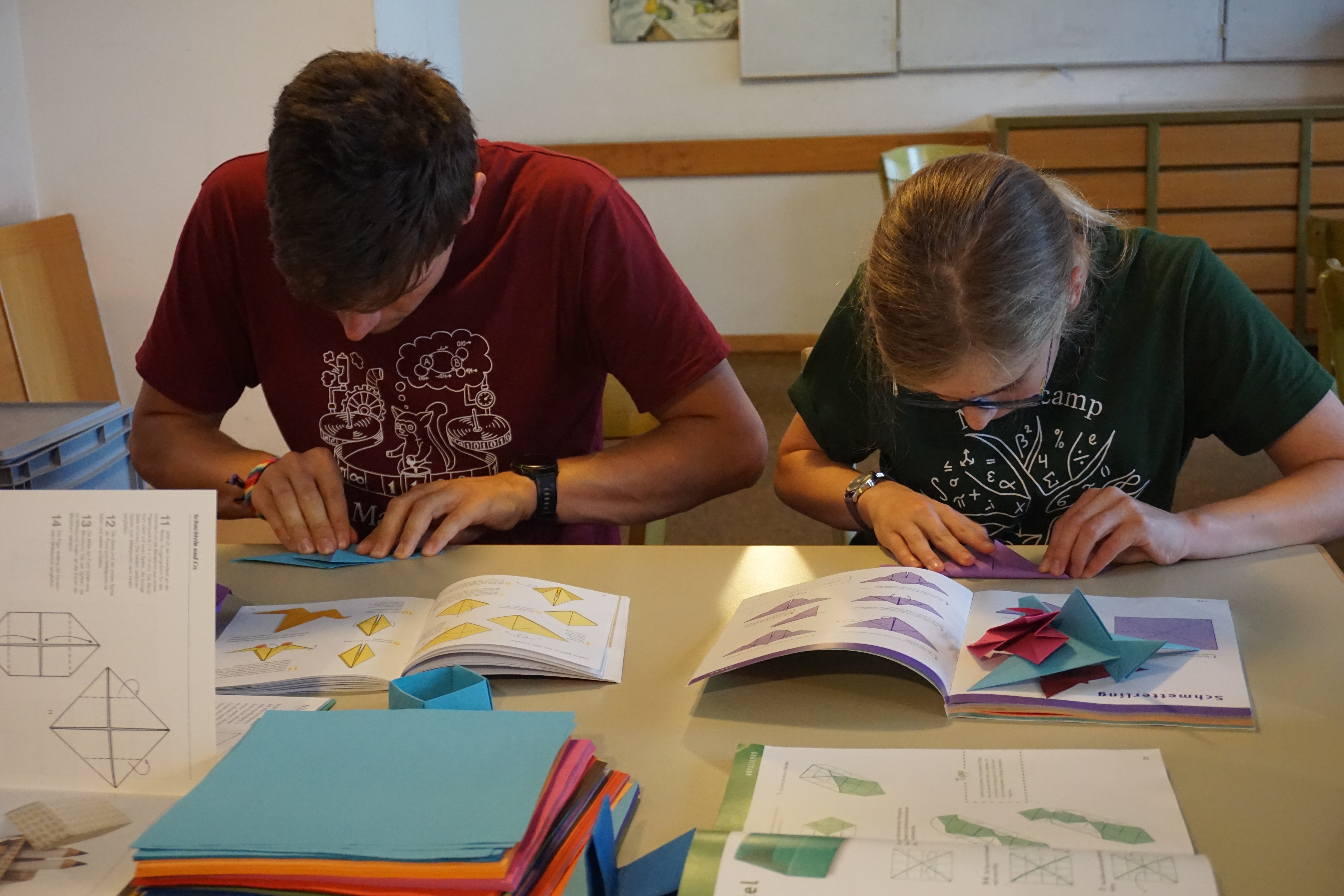 Kind und Betreuer falten Origami