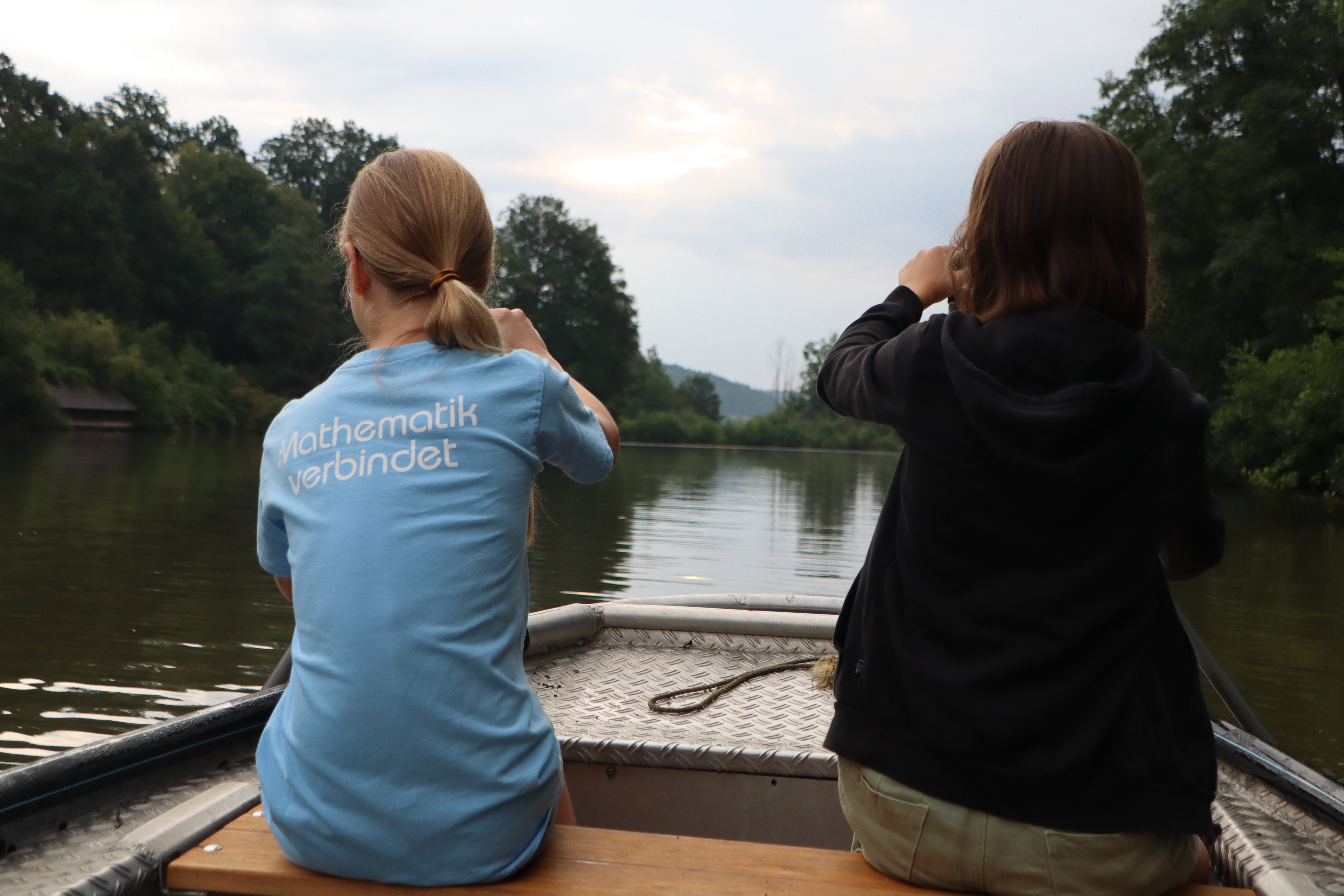 Zwei Kinder fahre Boot