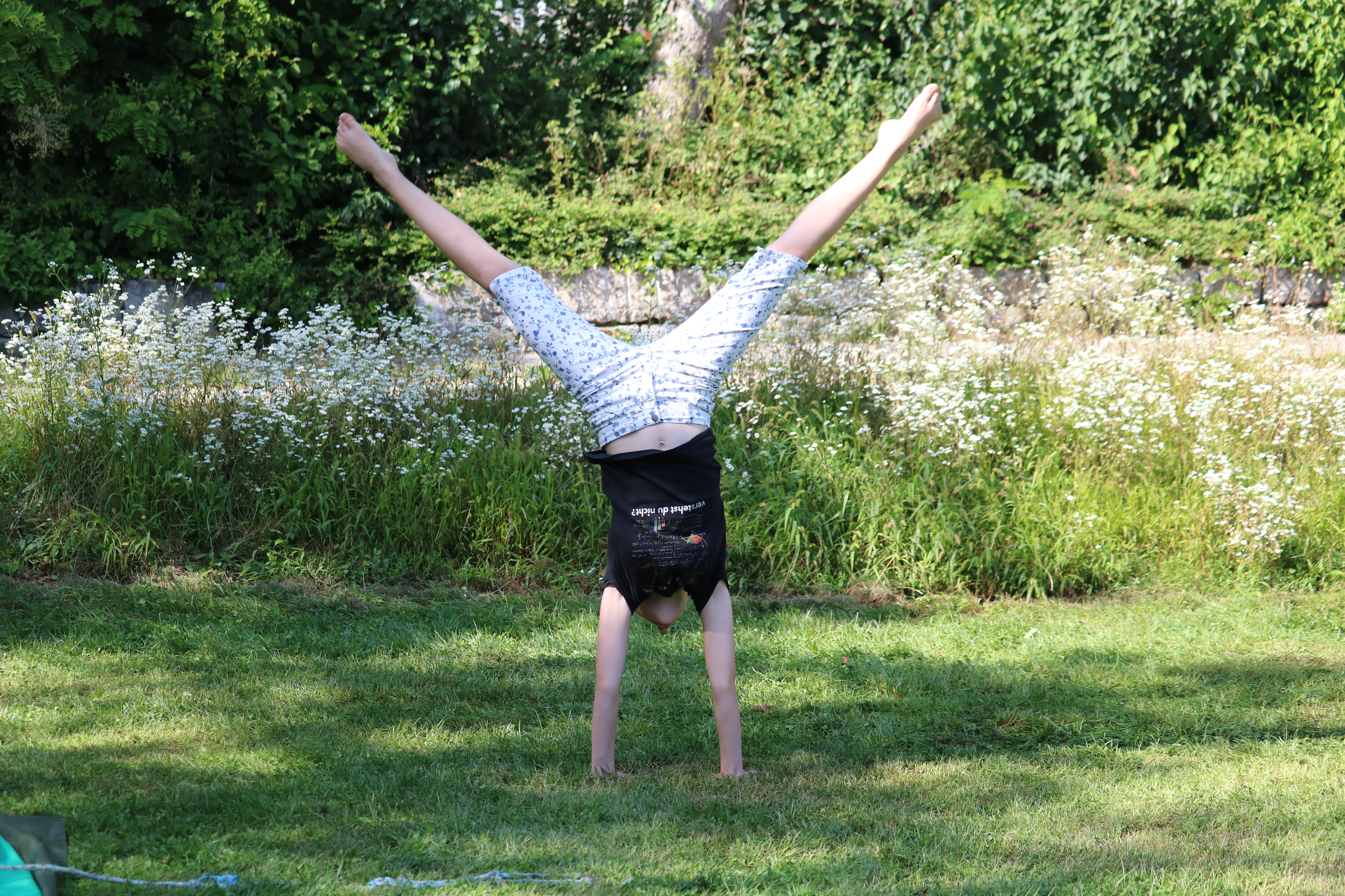 Kind macht einen Handstand
