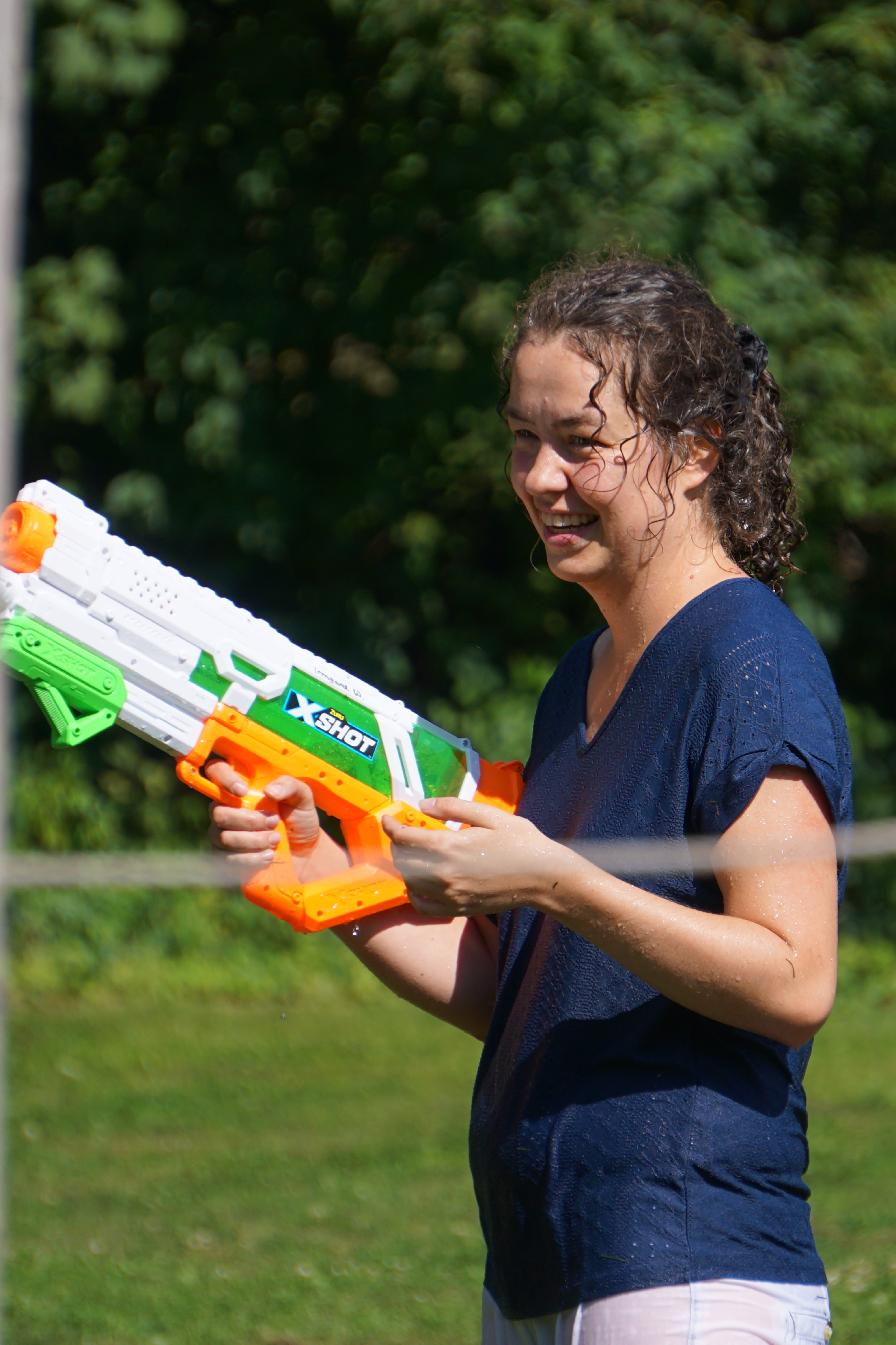 Betreuerin mit Wasserspritzpistole