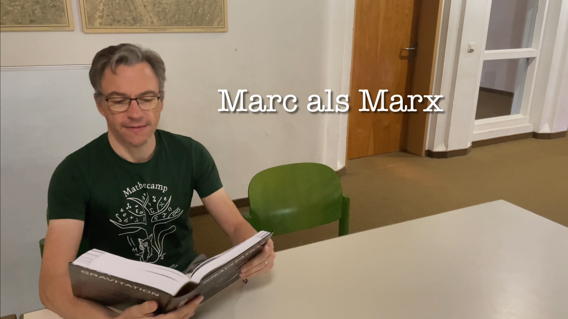 Bild aus der Sitcom: Marc als Marx